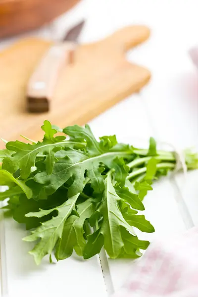 Folhas de arugula frescas na mesa da cozinha — Fotografia de Stock