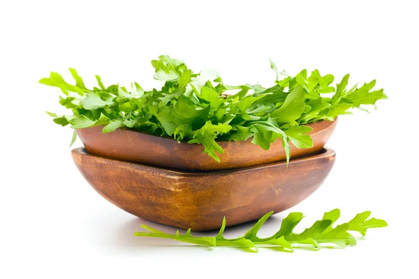 Folhas de arugula em tigela de madeira — Fotografia de Stock