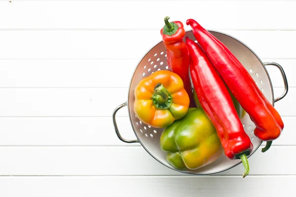 Gekleurde paprika's in vergiet — Stockfoto