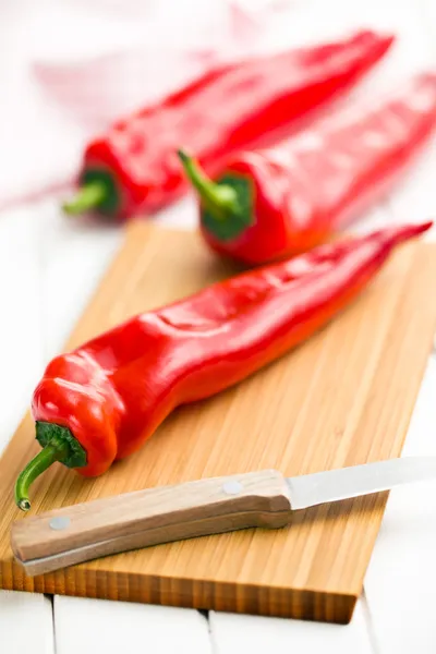 Röd paprika på köksbordet — Stockfoto