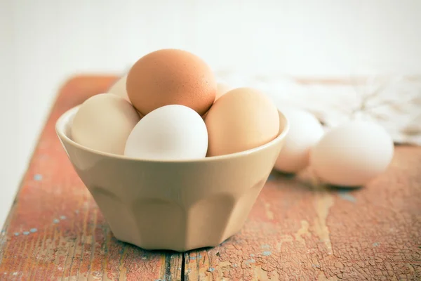 Uova di pollo sul tavolo — Foto Stock