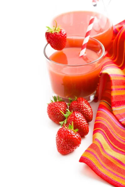 在玻璃中的草莓汁 — 图库照片
