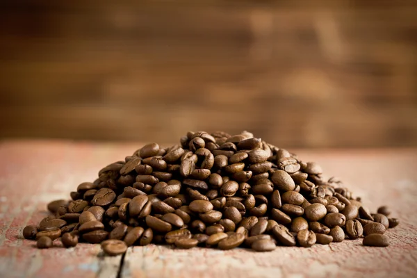 Haldy pražených kávových zrn — Stock fotografie