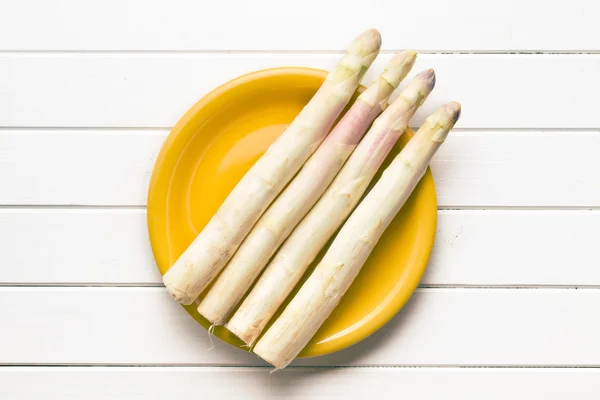 White asparagus on kitchen table — Stock Photo, Image