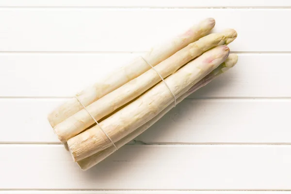 Witte asperges op keukentafel — Stockfoto