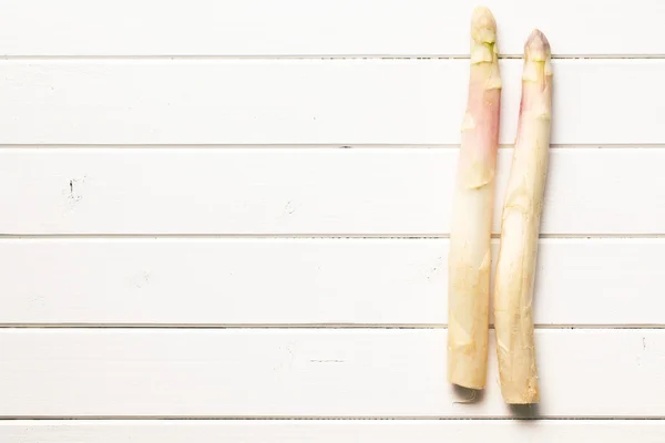 White asparagus on kitchen table — Stock Photo, Image