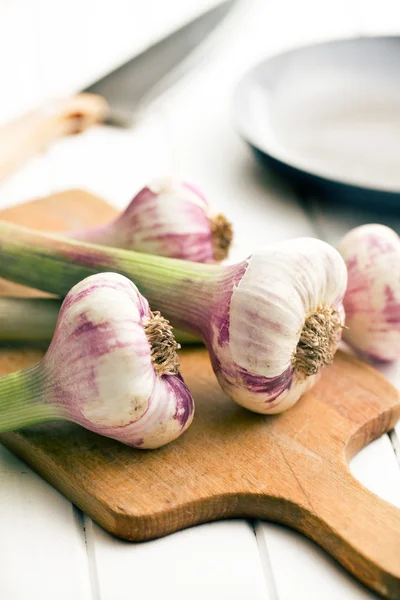 Verse knoflook op snijden bard — Stockfoto