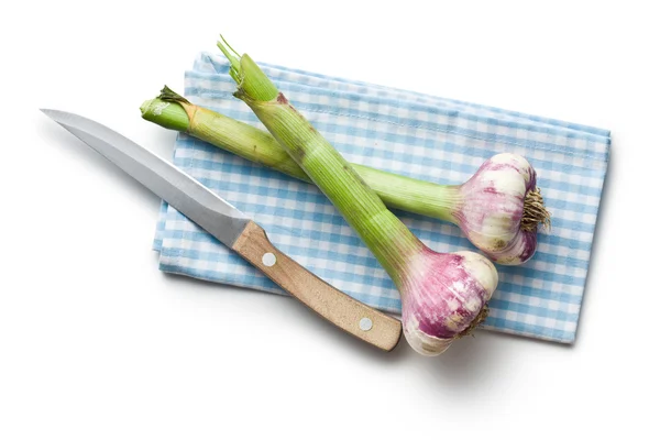 Färsk vitlök med kniv och servett — Stockfoto