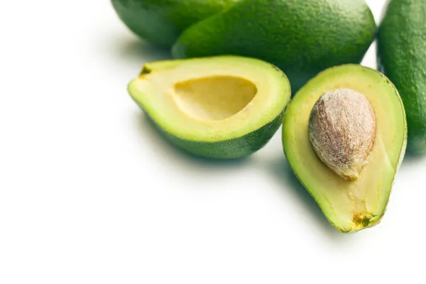 Halbierte Avocados — Stockfoto