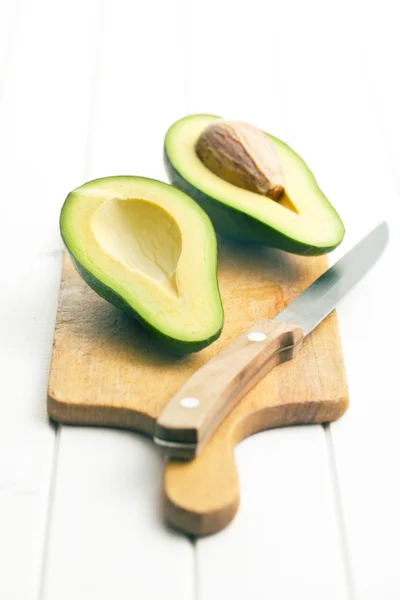 Halbierte Avocados — Stockfoto