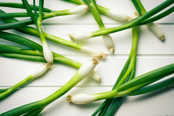 Cebolla de primavera sobre mesa blanca — Foto de Stock