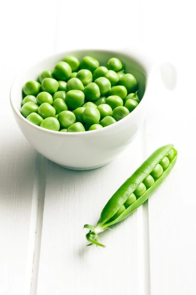 Green peas in bowl — Stock Photo, Image