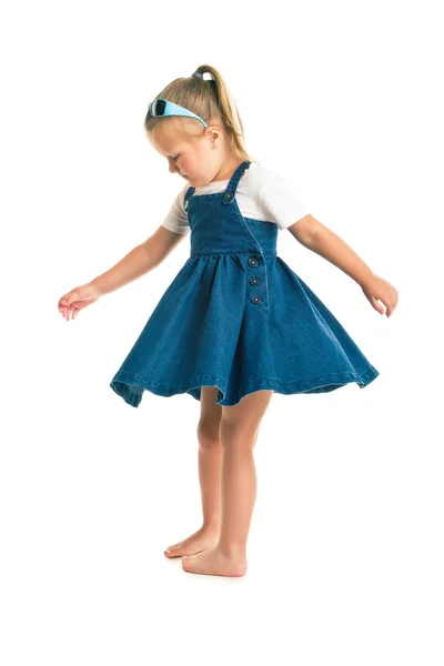 Танцующая маленькая девочка — стоковое фото