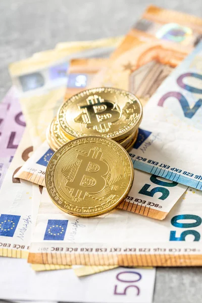 ビットコインとユーロ紙幣 ビットコインの硬貨 — ストック写真