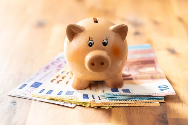 Notas Euro Porquinho Mesa Madeira Conceito Poupança Dinheiro — Fotografia de Stock