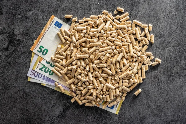木制弹丸和欧元钞票 生态加热 顶部视图 — 图库照片