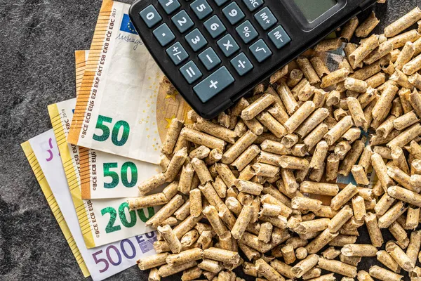 Träpellets Eurosedlar Och Miniräknare Ekologisk Uppvärmning Ovanifrån — Stockfoto