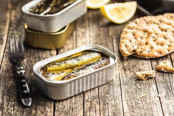 Sardinas Enlatadas Peces Mar Lata Sobre Mesa Madera — Foto de Stock