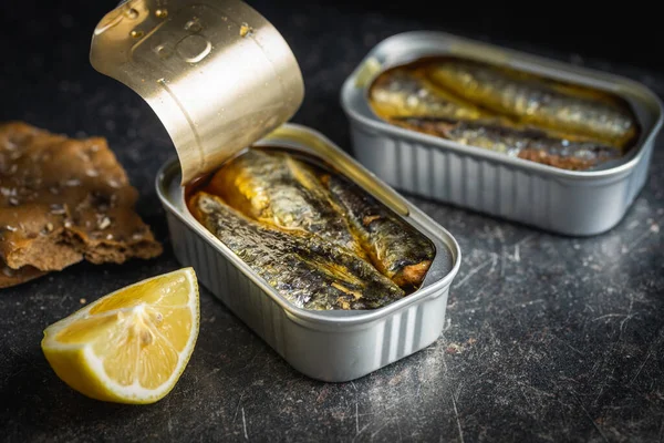 Sardines Blik Zeevis Blik Zwarte Tafel — Stockfoto