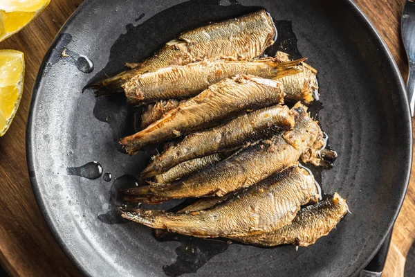 Καπνισμένες Πατάτες Στο Πιάτο Κονσερβοποιημένα Ψάρια Άνω Όψη — Φωτογραφία Αρχείου