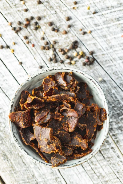 Rindfleisch Ruckartig Scheiben Geschnitten Getrocknetes Rindfleisch Schüssel Auf Holztisch Ansicht — Stockfoto