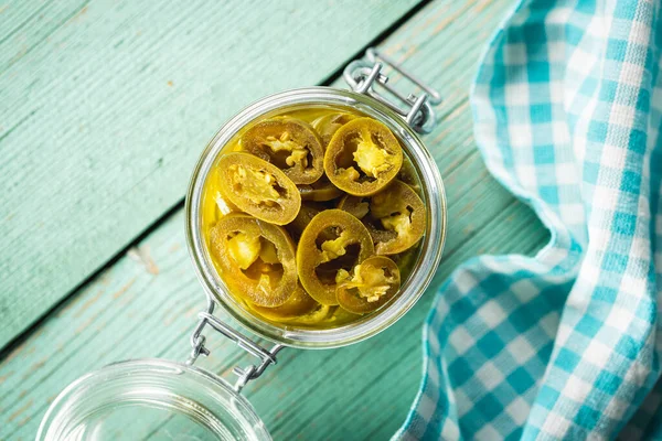 Jalapeño Rebanado Escabeche Pimientos Jalapeños Verdes Frasco Sobre Mesa Verde —  Fotos de Stock