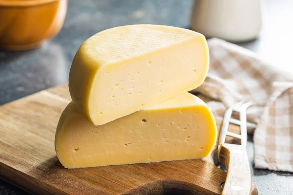 Block Hartkäse Auf Schneidebrett — Stockfoto