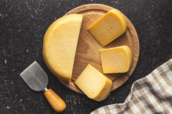 Block Hard Cheese Cutting Board Top View — Stock Photo, Image