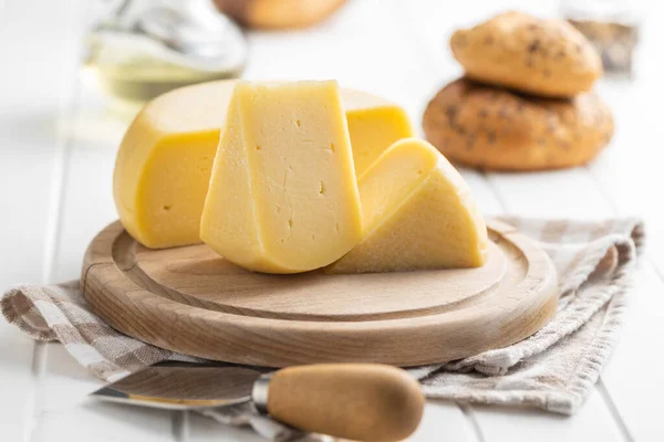 Bloco Queijo Duro Queijo Fatiado Tábua Corte — Fotografia de Stock