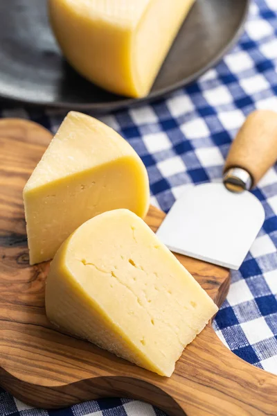 Blocco Formaggio Pasta Dura Formaggio Affettato Sul Tagliere — Foto Stock