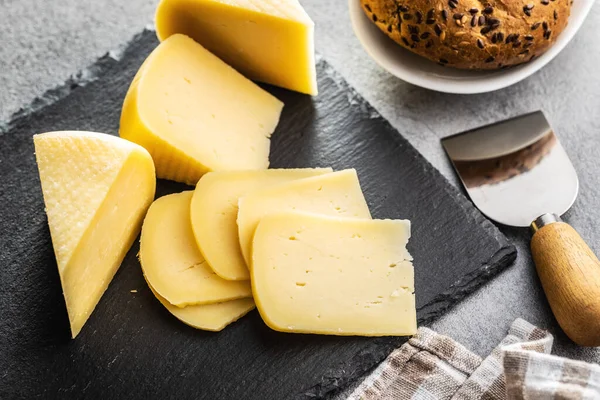 Blocco Formaggio Pasta Dura Formaggio Affettato Sul Tagliere — Foto Stock