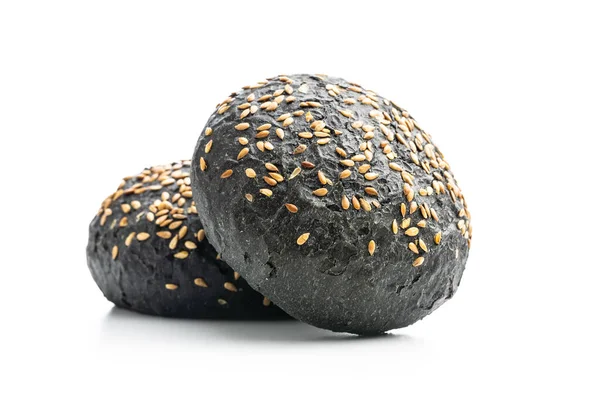 Pão Preto Pastelaria Escura Com Sementes Gergelim Isoladas Fundo Branco — Fotografia de Stock