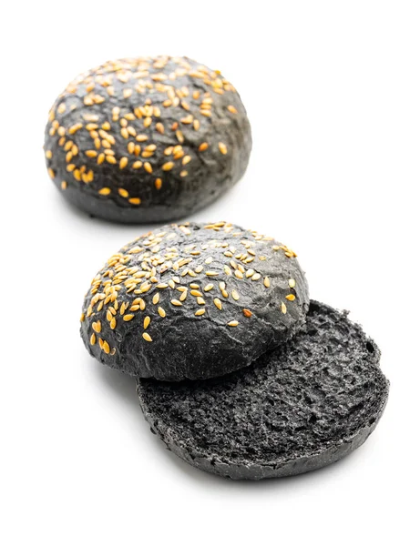 Zwart Broodje Donker Gebak Met Sesamzaad Geïsoleerd Witte Achtergrond — Stockfoto