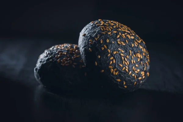 Black Bun Dark Pastry Sesame Seeds Black Table — Stock Photo, Image