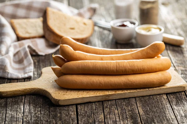 Rökt Frankfurterkorv Skärbräda Gammalt Träbord — Stockfoto