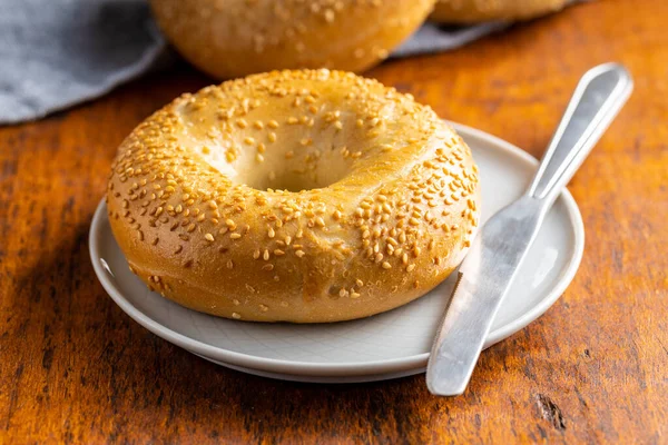 Bagel Assado Com Sementes Gergelim Mesa Madeira — Fotografia de Stock