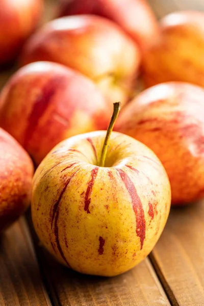木のテーブルの上で新鮮な秋のリンゴ — ストック写真