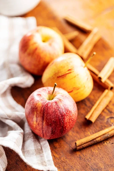 Čerstvá Podzimní Jablka Skořicové Tyčinky Dřevěném Stole — Stock fotografie