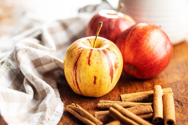 Čerstvá Podzimní Jablka Skořicové Tyčinky Dřevěném Stole — Stock fotografie
