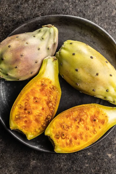 Rohe Kaktusfeigen Opuntia Oder Indischer Feigenkaktus Auf Teller Ansicht Von — Stockfoto