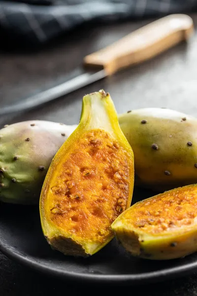 Rohe Kaktusfeigen Opuntia Oder Indischer Feigenkaktus Auf Teller — Stockfoto