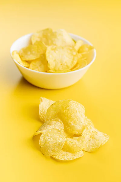 Patatas Fritas Crujientes Patatas Fritas Sobre Fondo Amarillo —  Fotos de Stock