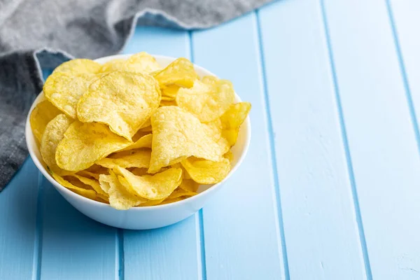 Ropogós Chips Burgonyaszirom Kék Asztalon — Stock Fotó