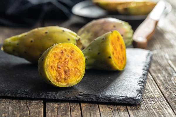 Rohe Kaktusfeigen Opuntia Oder Indischer Feigenkaktus Auf Schneidebrett — Stockfoto