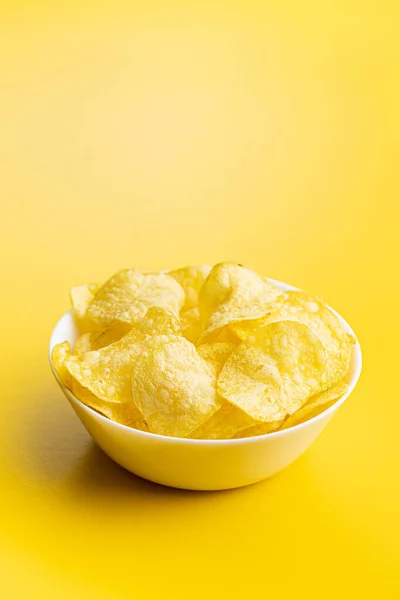 Çıtır Patates Cipsi Sarı Arka Planda Patates Cipsi — Stok fotoğraf