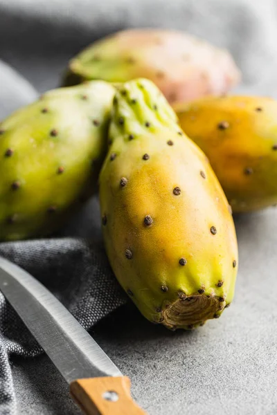 Rohe Kaktusfeigen Opuntia Oder Indischer Feigenkaktus Auf Dem Küchentisch — Stockfoto