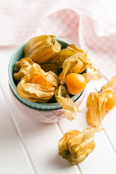 Physalis Peruviana Mys Angrešt Nebo Mleté Třešně Ovoce Bílém Stole — Stock fotografie