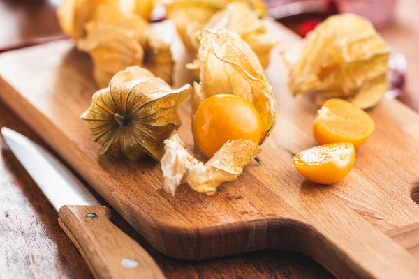 Physalis Peruviana Auf Schneidebrett Kapstachelbeere Oder Gemahlene Kirschen Früchte Auf — Stockfoto