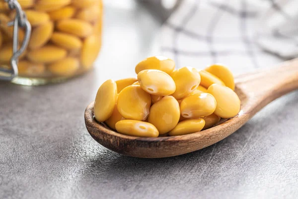 Frijoles Lupin Amarillos Encurtidos Cuchara Madera Mesa Cocina — Foto de Stock