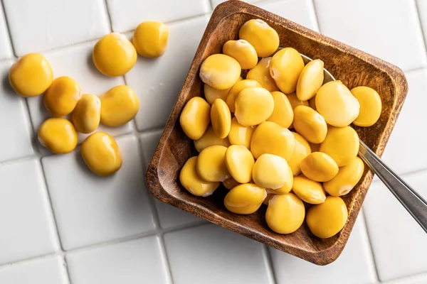 Pickled Amarelo Lupin Feijões Tigela Mesa Cozinha Vista Superior — Fotografia de Stock